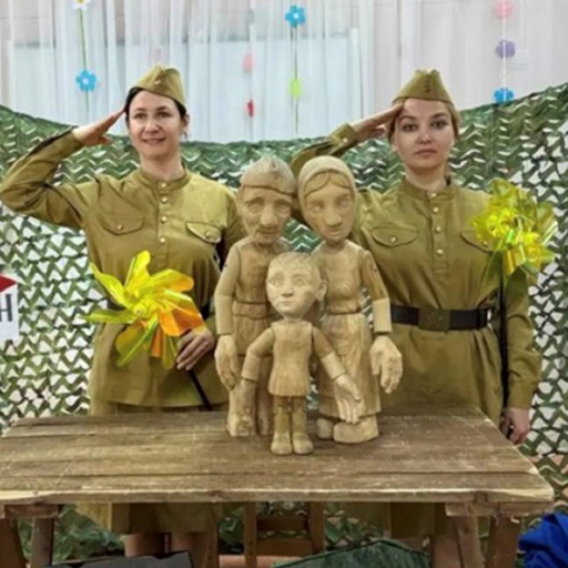 Актрисы в военной форме с куклами из спектакля о войне